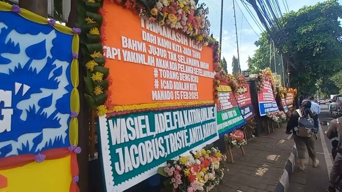 Karangan Bunga Dukungan untuk Bharada E Penuhi PN Jaksel Jelang Sidang Vonis