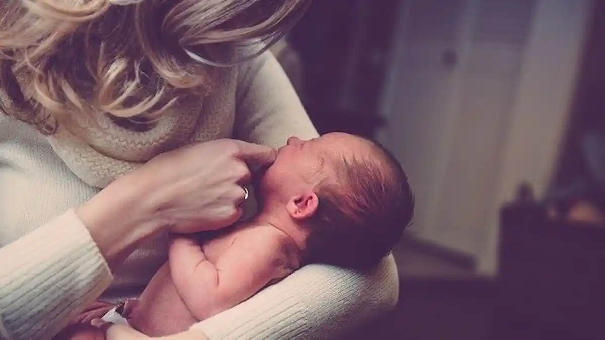 6 Arti Mimpi Menggendong Bayi, Pertanda Rezeki, Kesuksesan Karier, hingga Cobaan Dalam Hidup