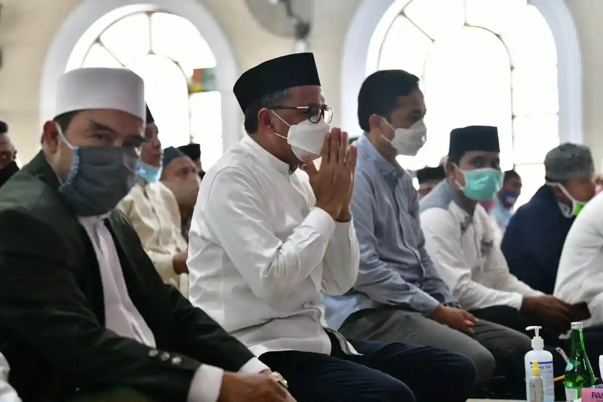 Jumatan di Barang Lompo, NA: Tahun ini Dibangun Jaringan Listrik Bawah Laut