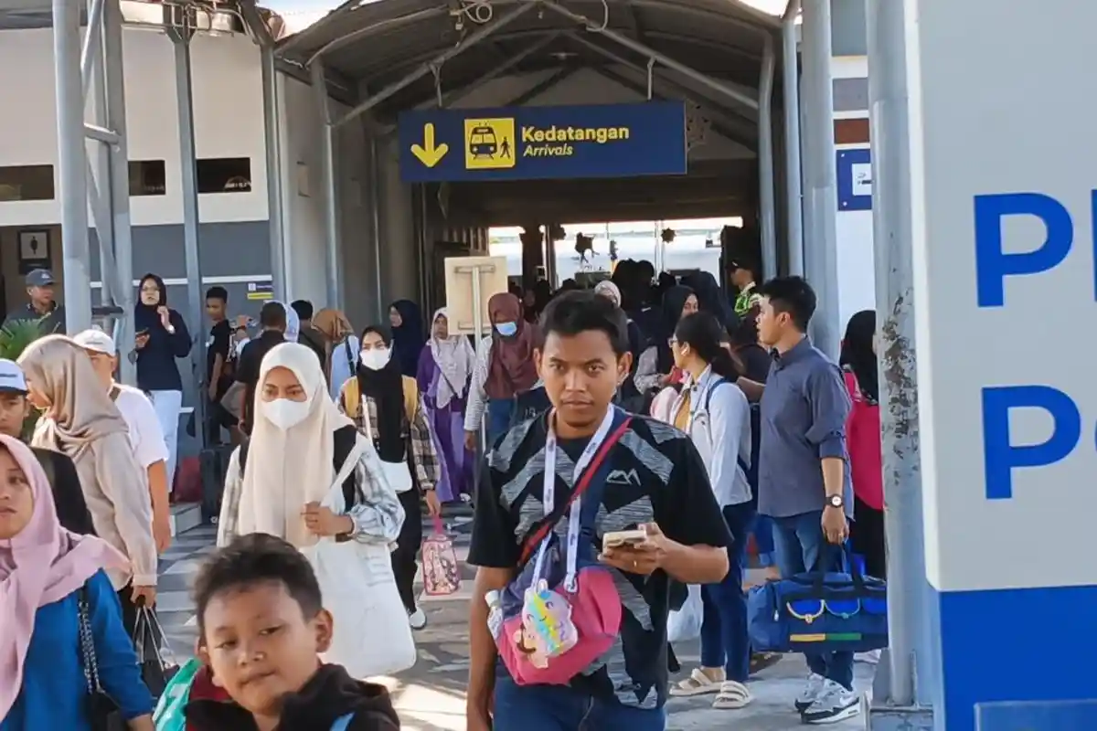 Suasana Terkini Stasiun Pasar Turi Surabaya di Puncak Arus Balik Lebaran 2024