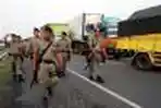 Polisi Amankan Buruh Demo Tutup Jalan Tol