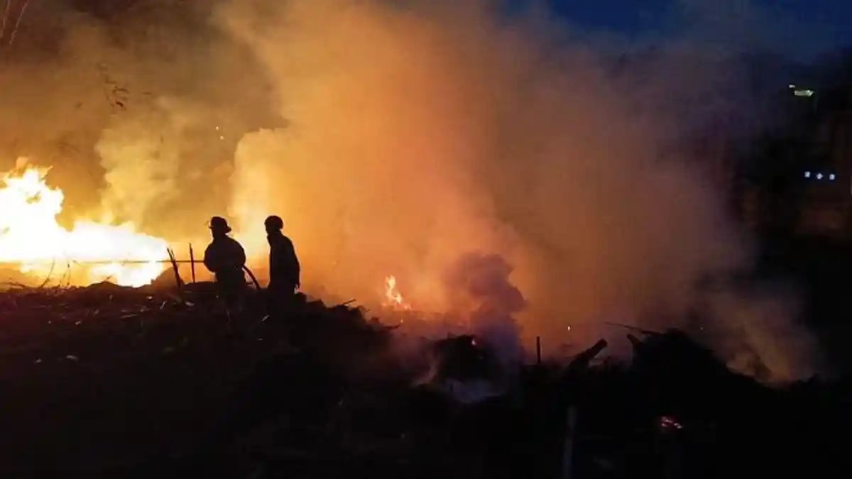 Lahan Kosong di Cilodong Depok Terbakar Karena Tabunan, Api Padam Usai 8 Jam Pemadaman