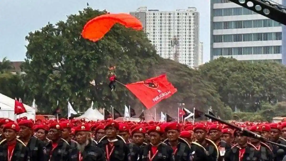 Acara Puncak HUT ke-50 PDIP Dimulai, Jokowi Disambut Atraksi Terjun Payung Satgas Cakra Buana