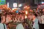 Seorang-peserta-pawai-obor-dalam-rangka-Hari-Jadi-Purwakarta.jpg