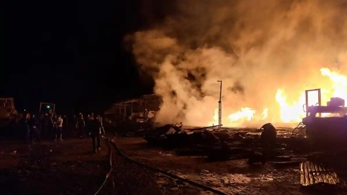 Gudang Kopra di Kendari Sultra Terbakar, Lima Unit Mobil Pemadam Kebakaran Dikerahkan Jinakkan Api