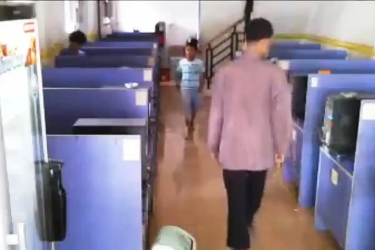 Jemput Anak di Warnet, Aksi Lelaki Dewasa Ini Membuat Gamers Tak Mau Duduk