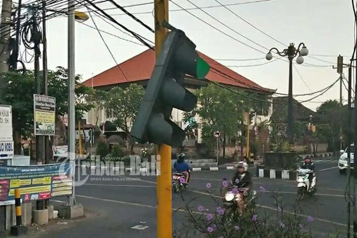 Waspada, Lampu Traffic Light Terlepas dari Tiangnya