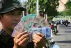 Jelang Lebaran, Jasa Tukar Uang di Semarang Makin Ramai, Bayar Pakai QRIS pun Bisa