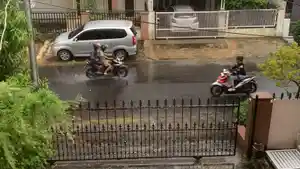 pengendara-motor-saat-hujan-di-padang-1462026.jpg