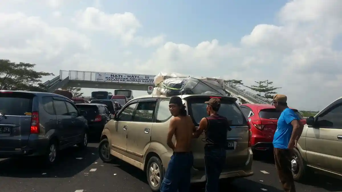 Cemas Kehabisan Bensin, Sebagian Pemudik Pilih Matikan AC dan Melepas Baju