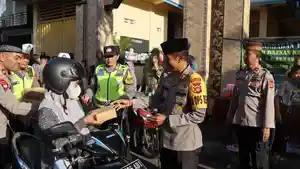 Polres-Karangasem-Bagikan-150-Takjil.jpg