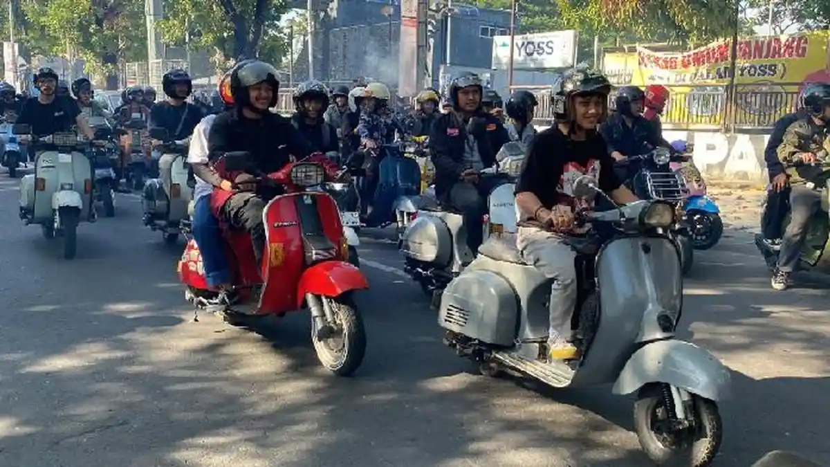 Riang Gembira! Ratusan Peserta Makassar Mods Mayday Keliling Kota Naik Vespa
