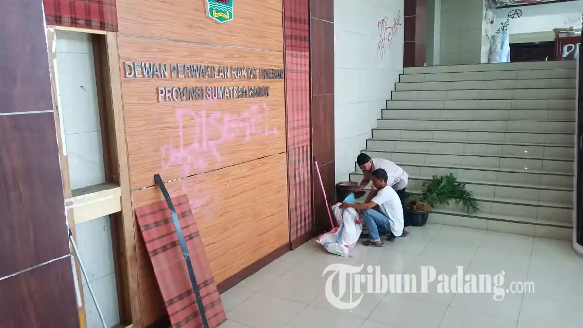 FOTO Penampakan Kerusakan Kantor DPRD Sumbar Sehari Setelah Aksi Demo Ricuh, Mulai Bersih-bersih - dprd-sumbar1.jpg