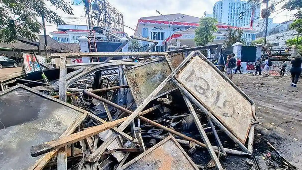 Udara Perih Sisa Demo Rusuh Selimuti Gedung DPRD Jabar, Puing Motor dan Mobil Masih di Pinggir Jalan