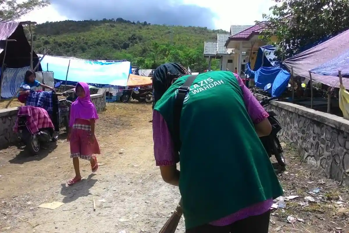Relawan Wahdah Islamiyah Bersih-bersih di Pengungsian Korban Gempa Palu