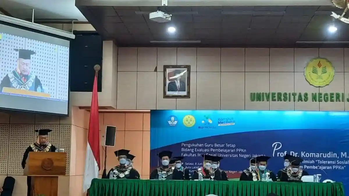 Rektor UNJ Dikukuhkan jadi Guru Besar Ilmu Evaluasi Pembelajaran PPKN