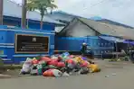 Sampah-bertumpuk-di-belakang.jpg