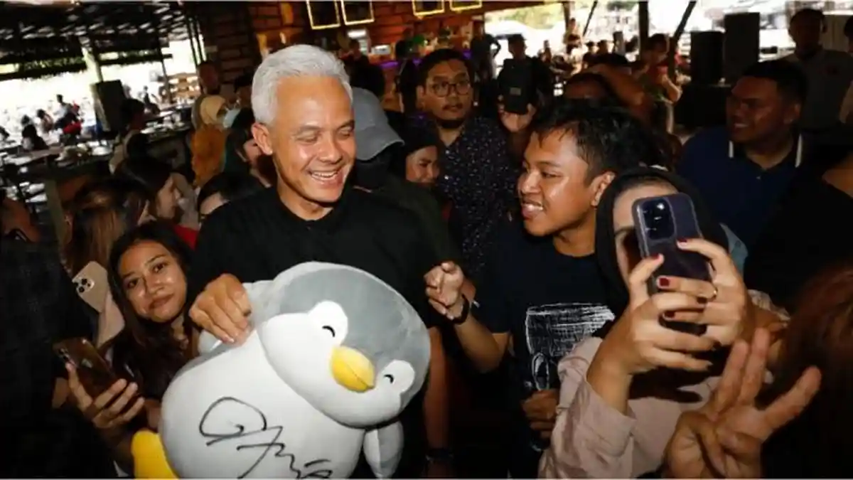 Anak Muda Jatim Ramai-Ramai Bawa Boneka Pinguin saat Bertemu Ganjar, Hormat Ketua!