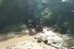 excavator-di-lokasi-tanah-longsor.jpg