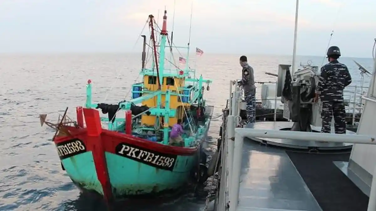 KRI Lemadang-632 Koarmada I Tangkap Kapal Ikan Asing Malaysia di Selat Malaka