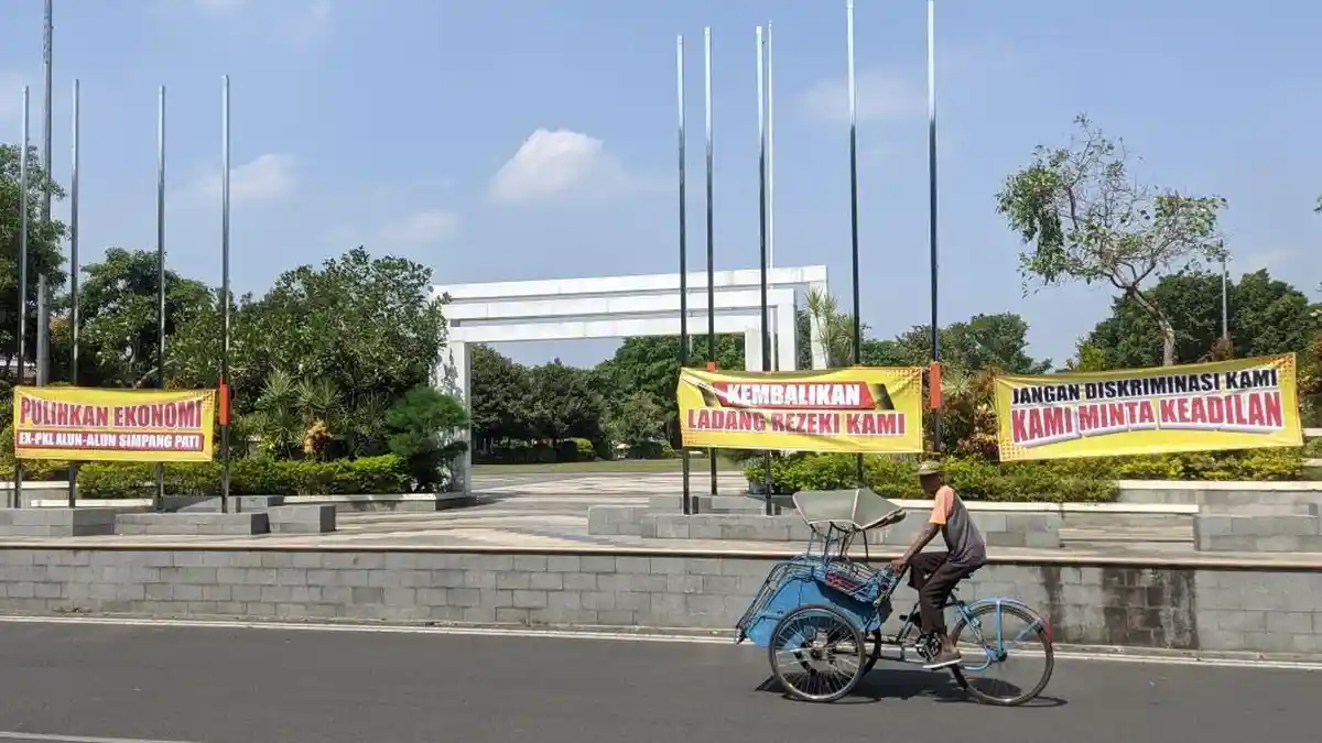 Pedagang Eks Relokasi Protes, Tuntut PKL Kembali Boleh Berjualan di Alun-alun Pati