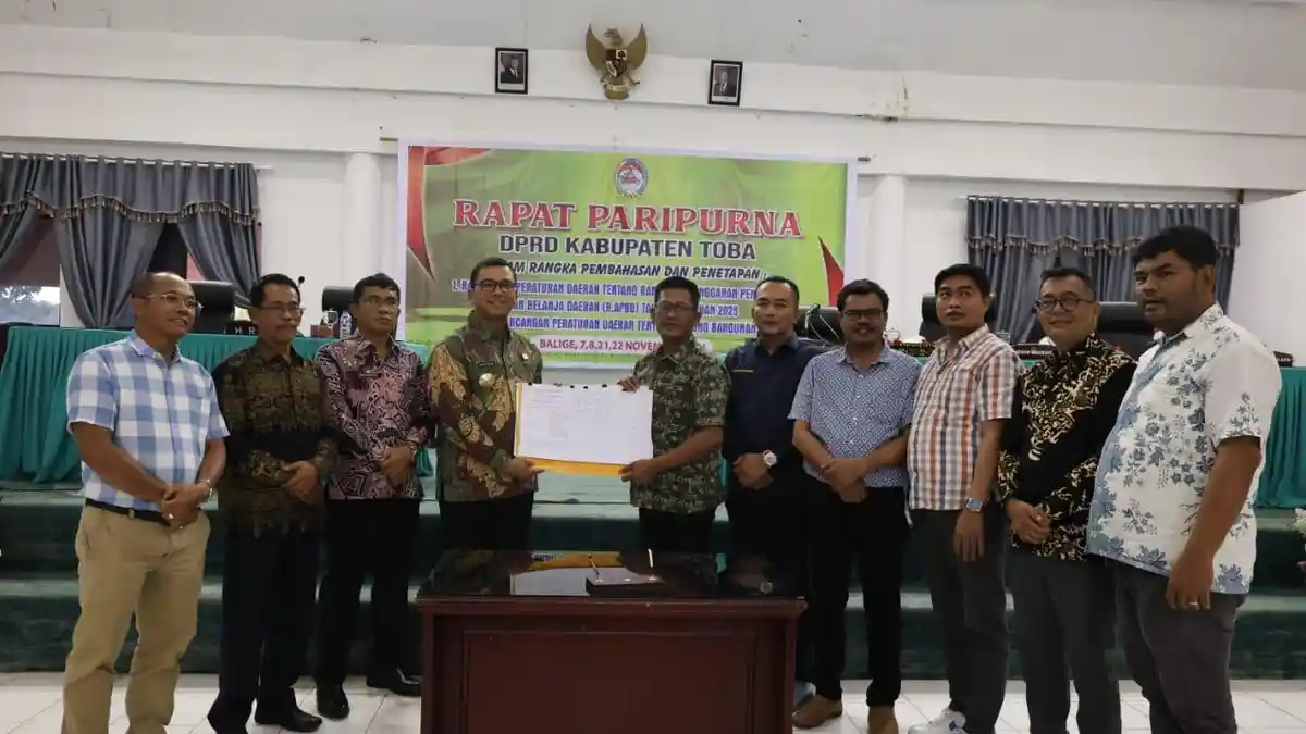DPRD Toba dan Pjs Bupati Teken Persetujuan Bersama RAPBD 2025 dan Ranperda Gedung Bangunan