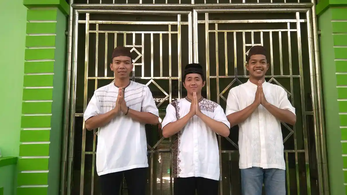 Baju Koko Putih Berpadu Peci, Kopiah Hitam dan Resam Diminati