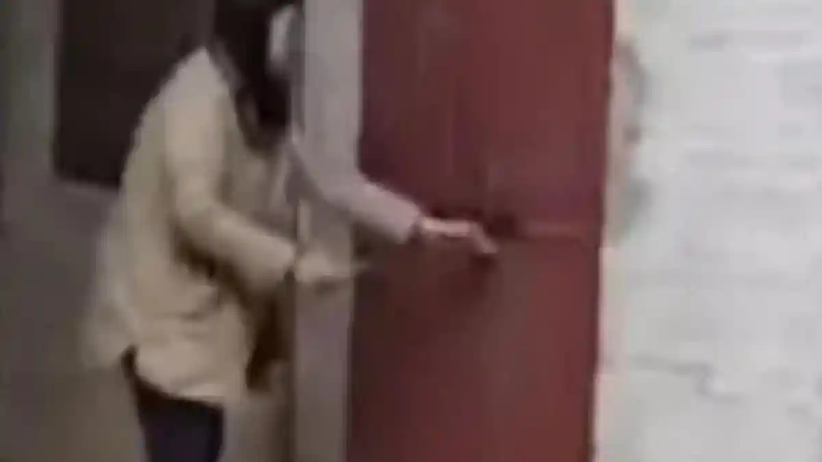 Wanita Ngamuk dan Hancurkan Rumah, Tak Terima Ayahnya Nikahi Kekasih Saudaranya yang Baru Meninggal