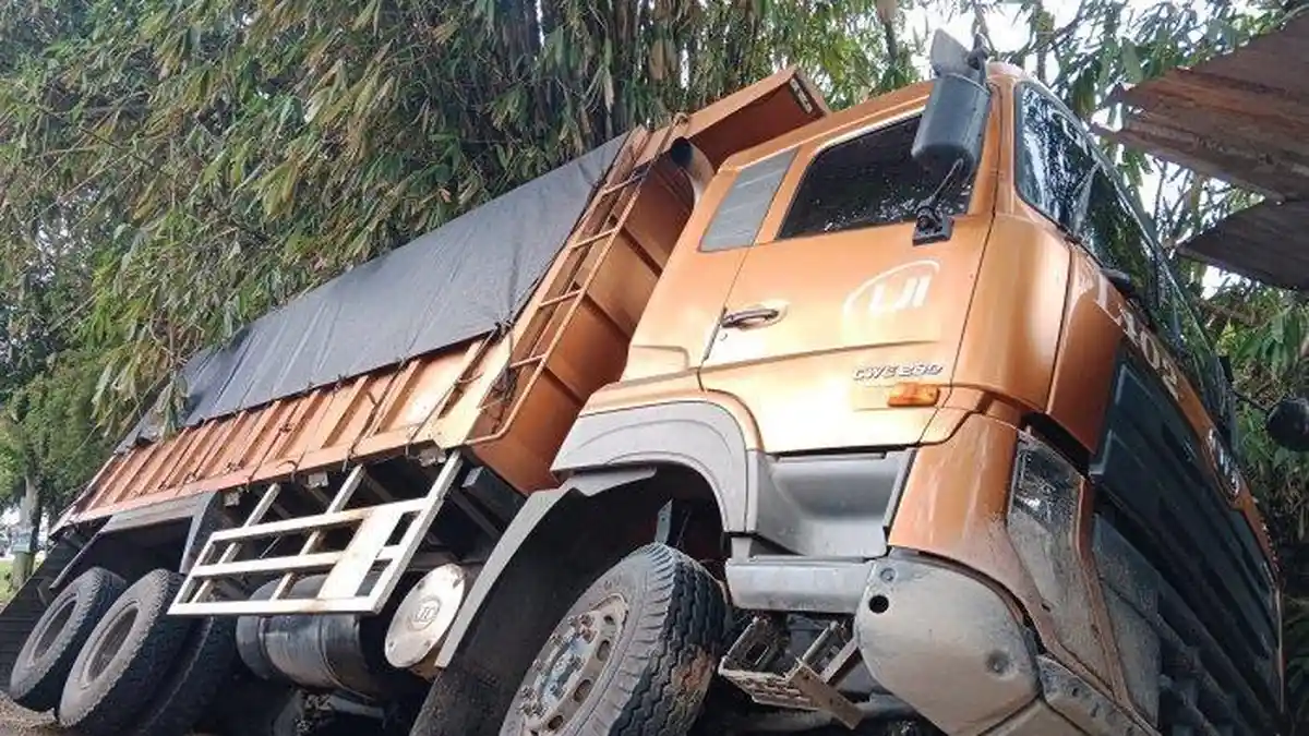 Kecelakaan Maut, Pemotor Remaja Tewas di TKP, Tertabrak Truk Tronton Muatan Batu Bara