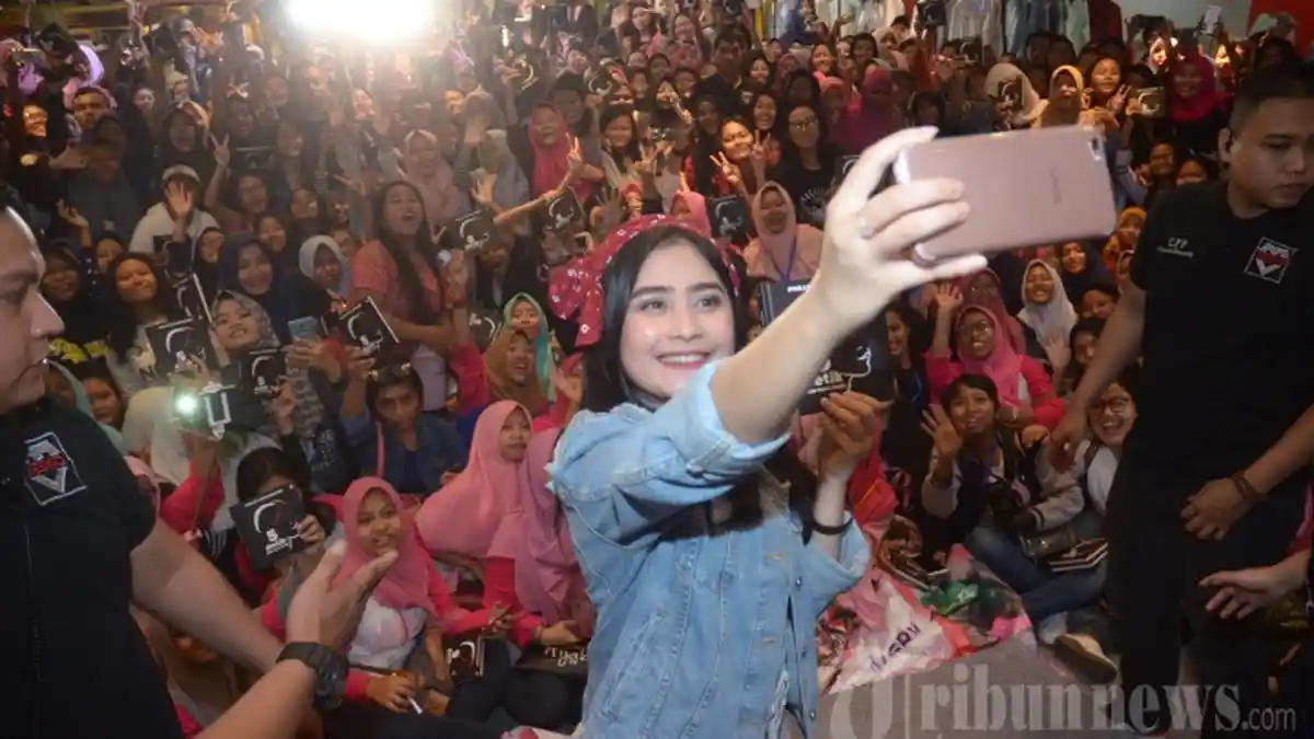 Keberanian Prilly Latuconsina Berpose Bareng Ular Piton Bikin Netizen Melongo
