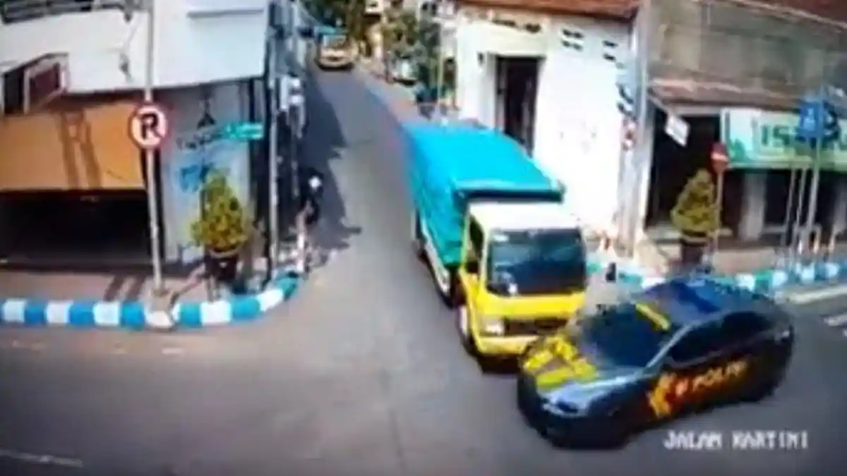 Sopir Truk Diduga Mengantuk Saat Tabrak Mobil Polisi di Tol Ciledug