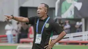 Uston-Nawawi-saat-memimpin-Persebaya-Surabaya-pada-laga-melawan-PSM-Makassar.jpg