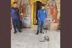 Petugas-Damkar-dan-Penyelamatan-Satpol-PP-Jembrana-saat-melakukan-evakuasi-58.jpg