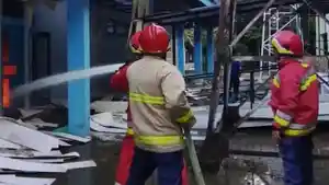 Petugas-pemadam-kebakaran-melakukan-upaya-pemadaman-di-gedung-laboratorium-FP-USK.jpg