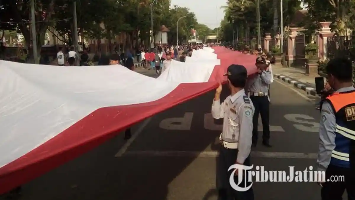 Bendera Raksasa 700 Meter Warnai Parade Merah Putih di Lamongan, Forkopimda Joget di Atas Tribun