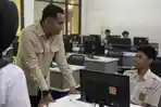 Kisah Haru Siswa SMK 1 Muhammadiyah Bantul Mendapat Kejutan Sepatu dan Laptop