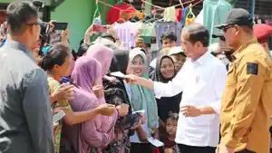 Presiden-Joko-Widodo-bagi-bantuan-kepada-korban-banjir-Demak_01.jpg