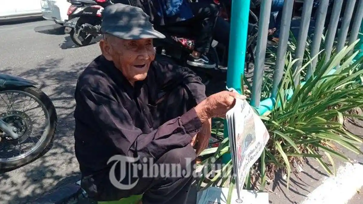 Viral Pengawal Soekarno, Rela Jual Koran sampai Tua hingga Diberikan Bantuan oleh Wali Kota Risma