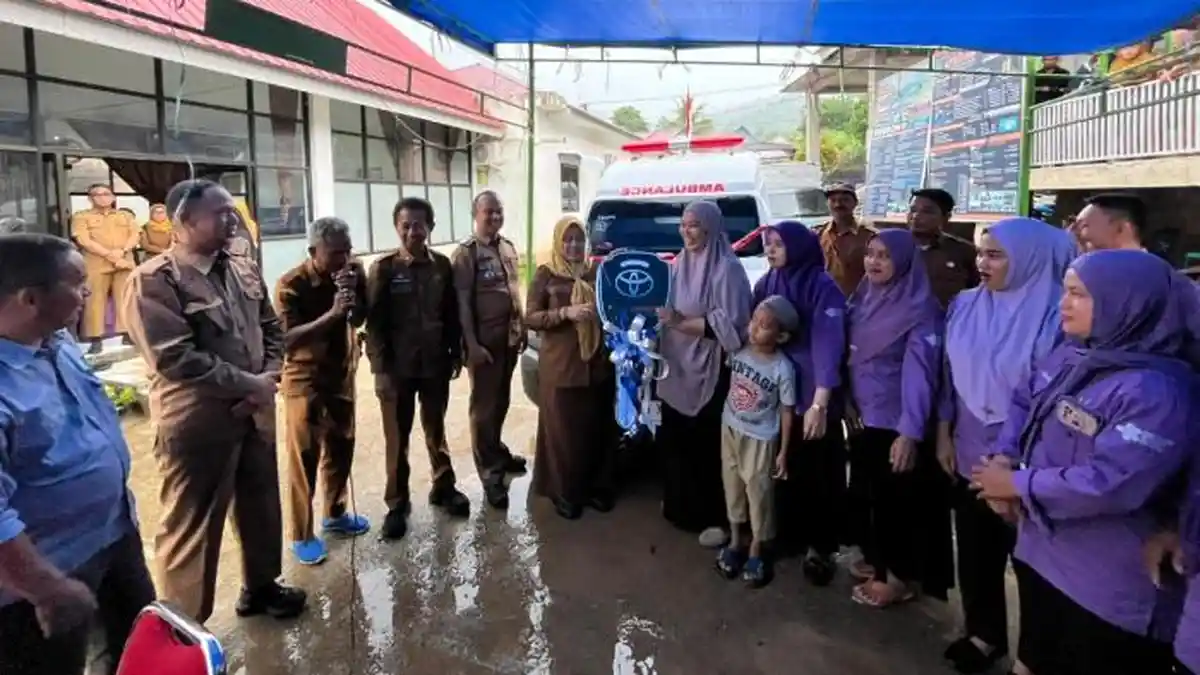 Wabup Nurkanaah Serahkan Satu Unit Ambulans dan Tinjau Pemeriksaan Kanker Serviks di Belawae