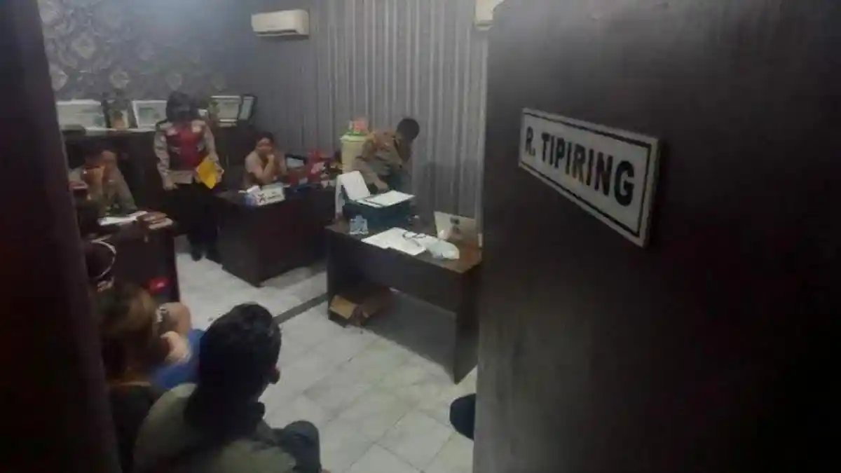 Dapati Istri Video Call dengan Lelaki Lain, Pria di Way Kanan Lapor Polisi
