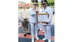 Bupati-HSS-Syafrudin-Noor-menerimakan-penghargaan-Berkinerja-Tinggi.jpg