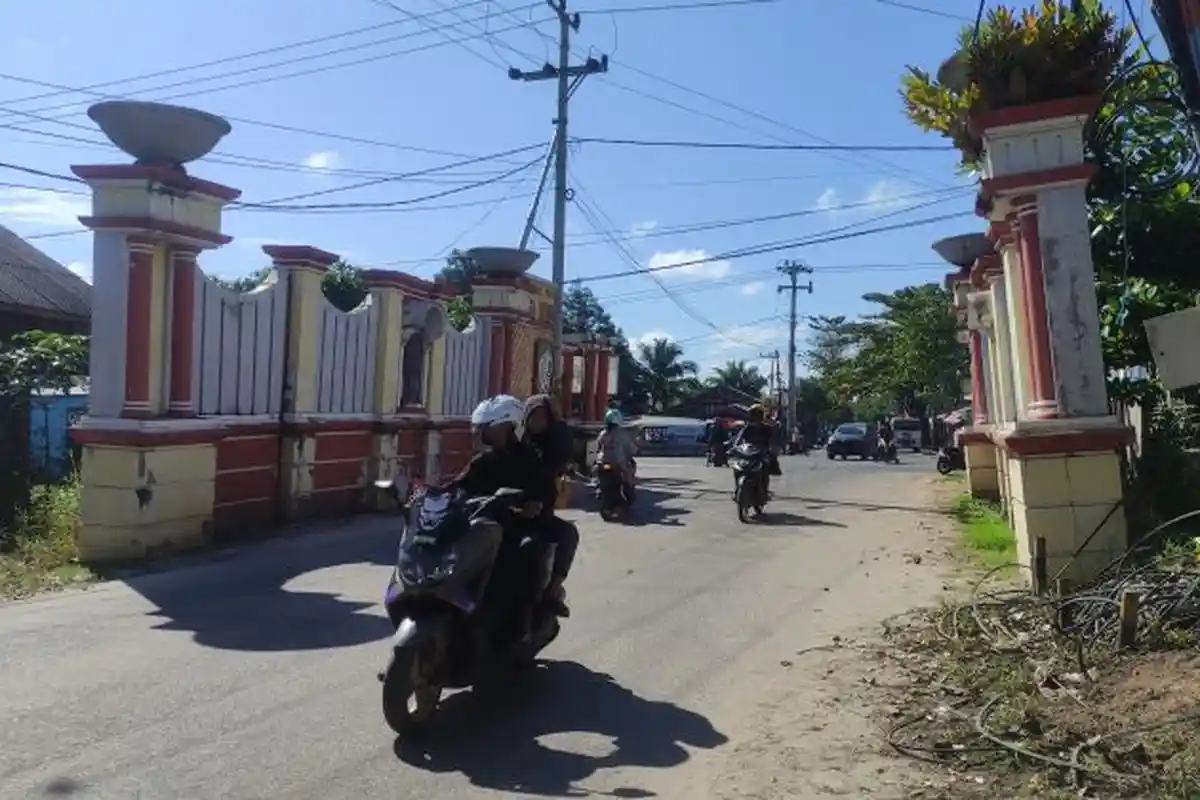 Gapura Miring Wengga Megapolitan Sampit Disorot, Rawan Ambruk Warga Lewat Bisa Jadi Korban