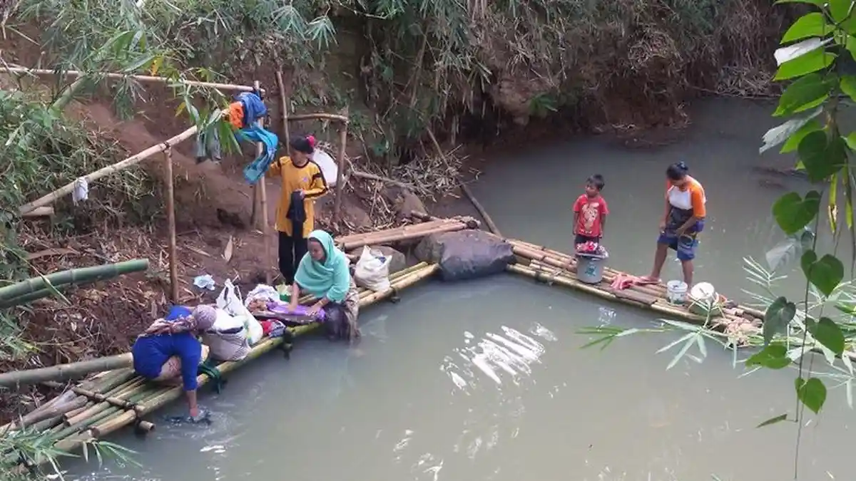 BREAKING NEWS FOTO: Warga Pakai Air Sungai Tercemar