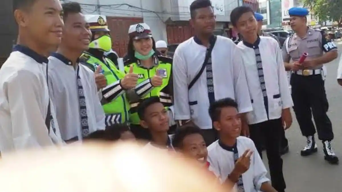 Ada Pawai Ramadan, Malah Polwan Cantik yang Jadi Rebutan