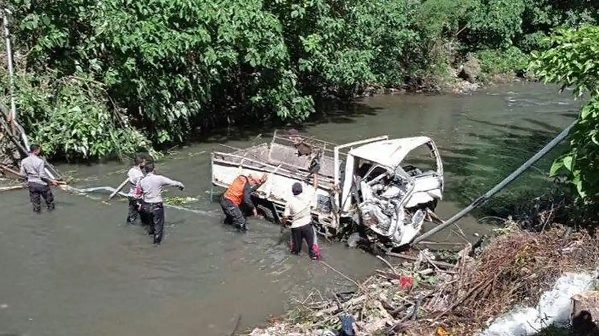 Kecelakaan Maut, Satu Orang Tewas, Truk Angkut 8 Pekerja Proyek Terjun ke Sungai Sedalam 15 Meter
