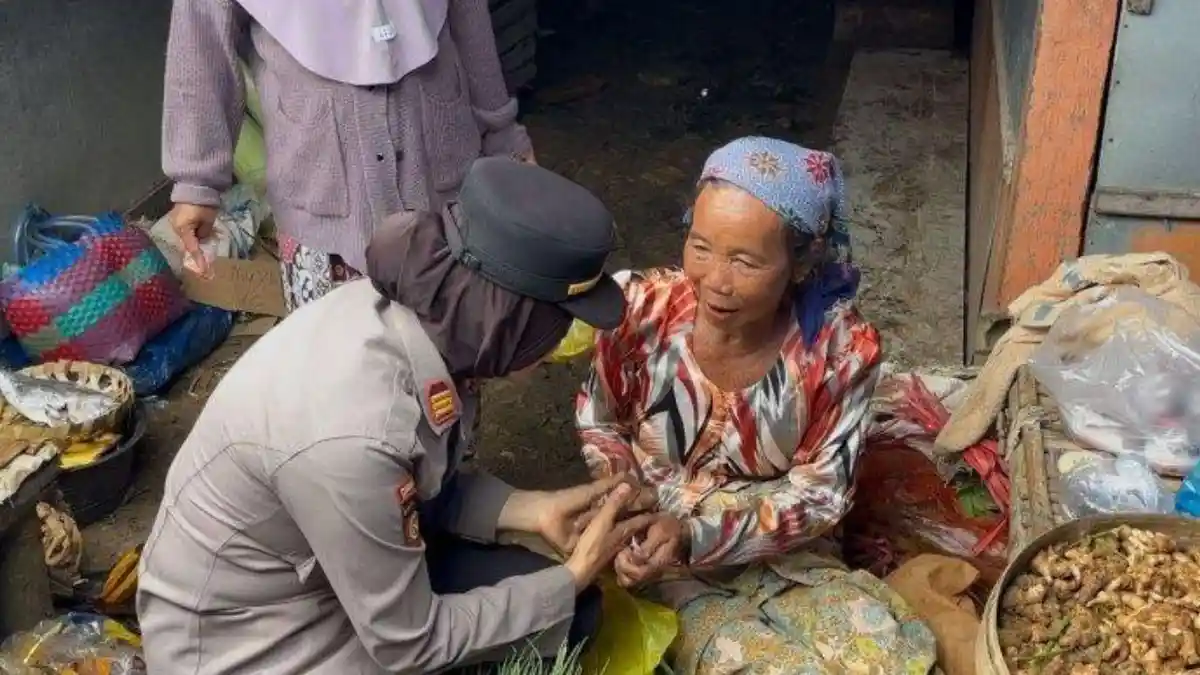 Nenek Umna Pasrah Ditipu Uang Mainan, Video Kejadian Jadi Sorotan Publik