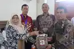 Pelaku-UMKM-di-bidang-Kuliner-di-Kota-Binjai-menerima-sertifikat-halal.jpg
