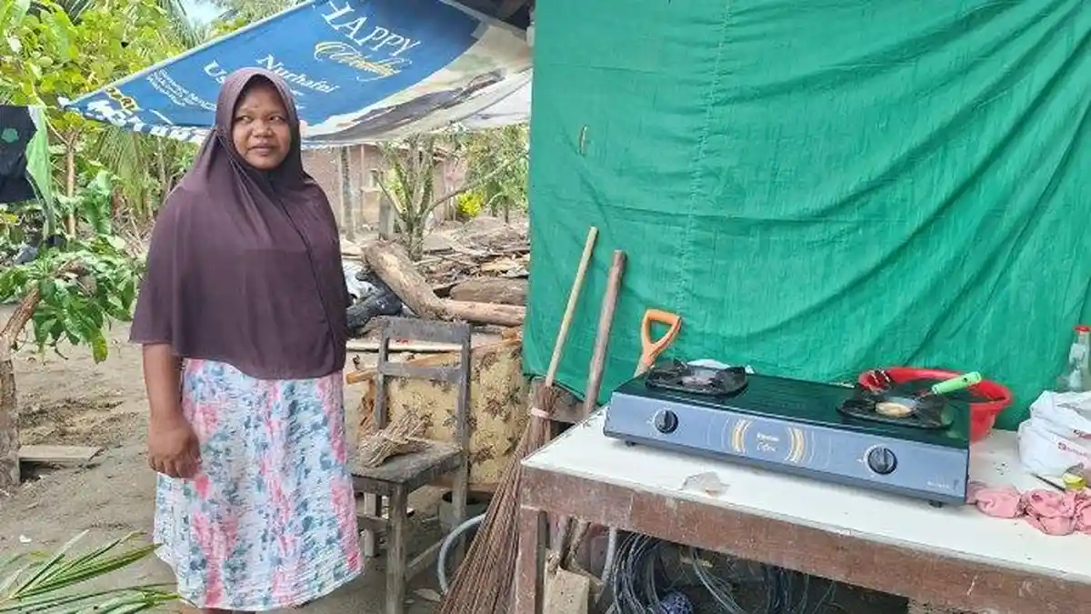 Rumah Hanyut Banjir Bandang, Seri Indriani Pasrah Tinggal di Gubuk Darurat
