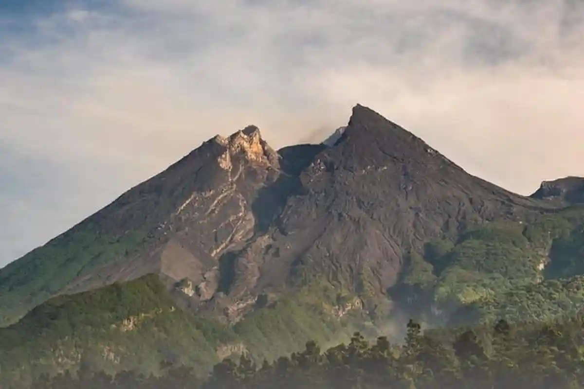 Gunung Merapi Alami 6 Kali Guguran Lava Pada Kamis Dini Hari hingga Pagi