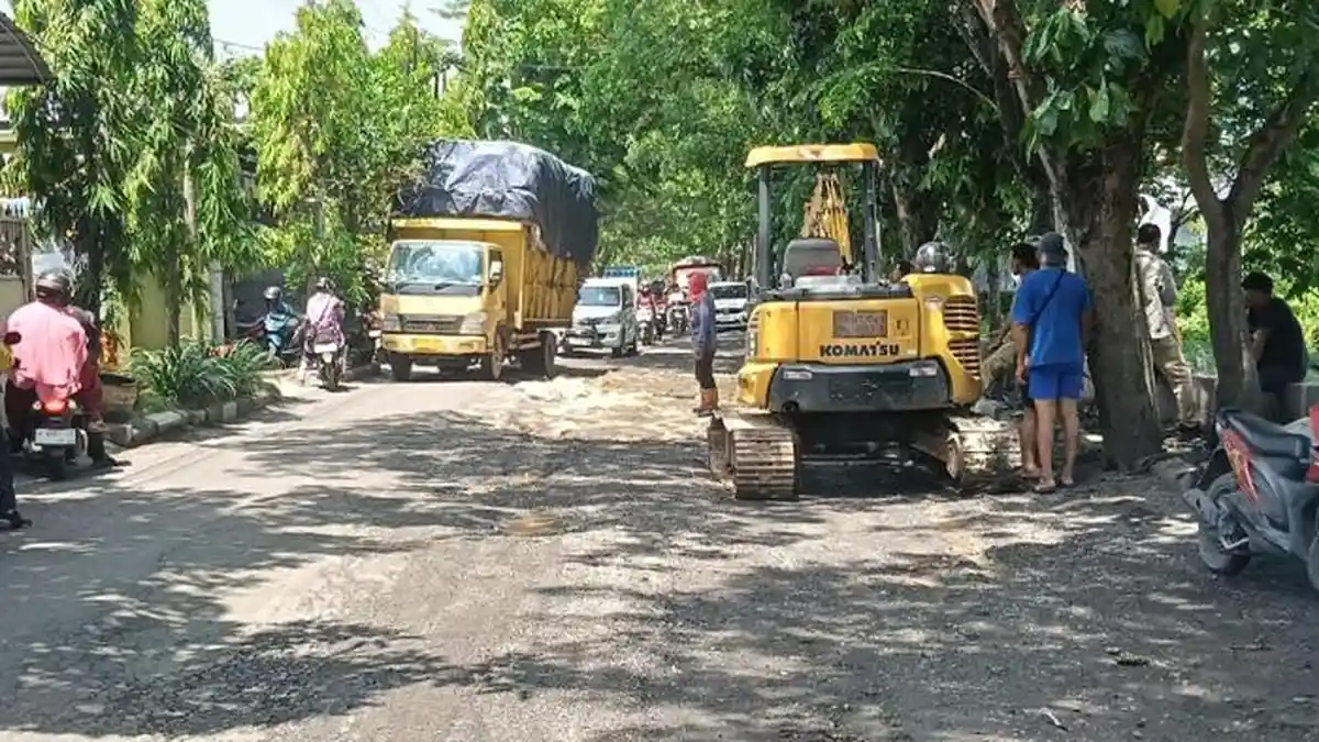 PU Bina Marga Lamongan Mulai Perbaiki Jalan Veteran yang Rusak Parah